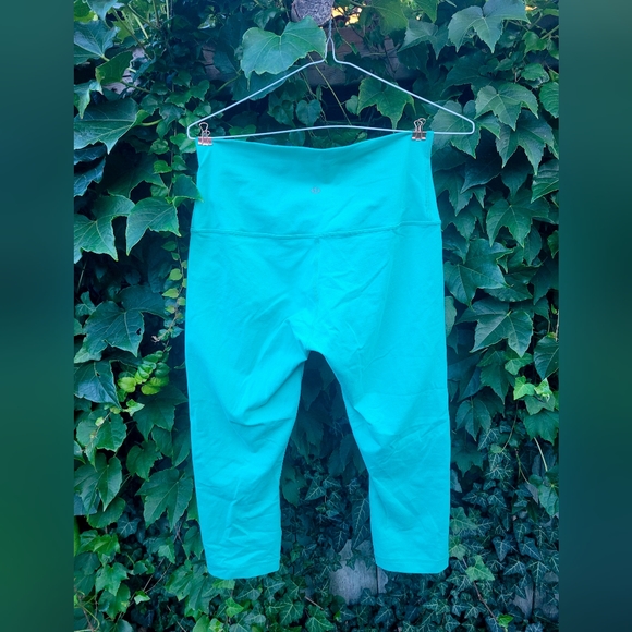 Lululemon Bali Breeze Crops (Austrailian Release) - Picture 2 of 4